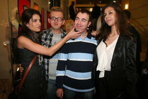 היפות והחנונים היפות והחנונים