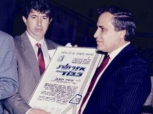 משה קצב מקבל אזרחות כבוד בקריית מלאכי לפני כ-20 שנה משה קצב מקבל אזרחות כבוד בקריית מלאכי לפני כ-20 שנה