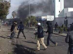 מפגינים מתפרעים בטוניסיה. מפגינים מתפרעים בטוניסיה.