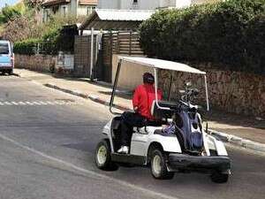 הנהג ניסה לבלום אך פגע בילדה. הנהג ניסה לבלום אך פגע בילדה.