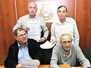 גמלאי צהל עם תלושי משכורת. עומדים מימין: יחיאל אזואלוס, ויקטור כהנא. יושבים מימין: גבריאל רבונא, יהודה פרץ גמלאי צהל עם תלושי משכורת. עומדים מימין: יחיאל אזואלוס, ויקטור כהנא. יושבים מימין: גבריאל רבונא, יהודה פרץ