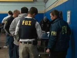 סוכני הבולשת בפשיטה נגד המאפיה סוכני הבולשת בפשיטה נגד המאפיה