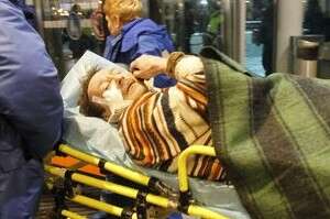 אחד מפצועי הפיגוע מפונה מנמל התעופה, הערב. אחד מפצועי הפיגוע מפונה מנמל התעופה, הערב.