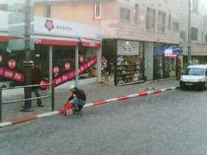 פקח של עיריית צפת צובע את המדרכה פקח של עיריית צפת צובע את המדרכה