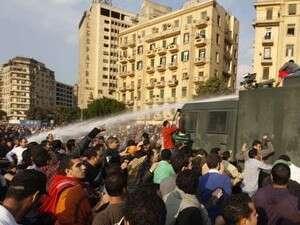 שוטרים בקהיר מנסים להדוף מפגינים באמצעות זרנוקי מים שוטרים בקהיר מנסים להדוף מפגינים באמצעות זרנוקי מים