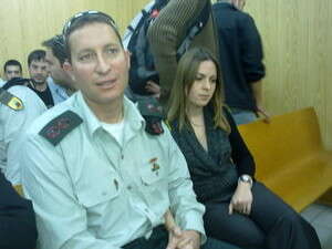 המג''ד מנעלין ואשתו הבוקר בבית הדין המג''ד מנעלין ואשתו הבוקר בבית הדין