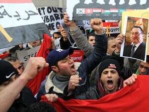 מפגינים נגד מובארק. מפגינים נגד מובארק.