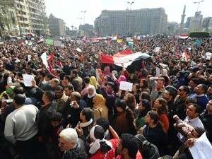 מפגינים בכיכר המרכזית בקהיר מפגינים בכיכר המרכזית בקהיר