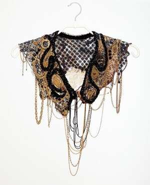 Lace Is More. פריט של אלומה בעבודת יד Lace Is More. פריט של אלומה בעבודת יד