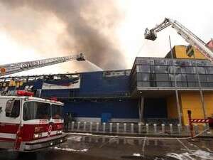 מנופי כיבוי מכבים את האש שפרצה בסניף איקאה בנתניה מנופי כיבוי מכבים את האש שפרצה בסניף איקאה בנתניה