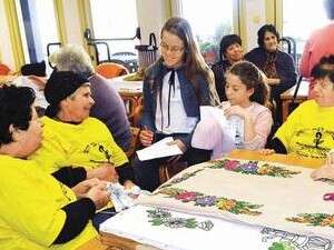 ילדי מגדל העמק עם הקשישות. ילדי מגדל העמק עם הקשישות.