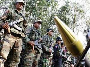 חיילים קמבודים ליד המקדש השנוי במחלוקת. חיילים קמבודים ליד המקדש השנוי במחלוקת.