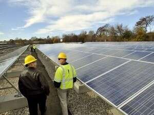 חווה סולארית במנצ'סטר. השוק יפגע? חווה סולארית במנצ'סטר. השוק יפגע?