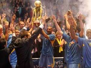 בלאט חוגג גביע עם מכבי ת בלאט חוגג גביע עם מכבי ת