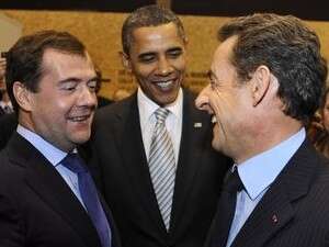 אובמה, מדבדב וסרקוזי בפסגת נאט''ו. אובמה, מדבדב וסרקוזי בפסגת נאט''ו.