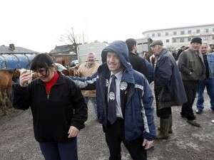 המועמד העצמאי מייקל הילי-ראה בסיור בחירות. המועמד העצמאי מייקל הילי-ראה בסיור בחירות.