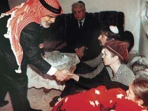 המלך חוסיין בביקור תנחומים אצל הורי אחת הנרצחות באי השלום.  המלך חוסיין בביקור תנחומים אצל הורי אחת הנרצחות באי השלום.