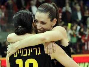 גרינבוים ואורנית שוורץ חוגגות. רצתה בכלל לוותר על אירופה גרינבוים ואורנית שוורץ חוגגות. רצתה בכלל לוותר על אירופה