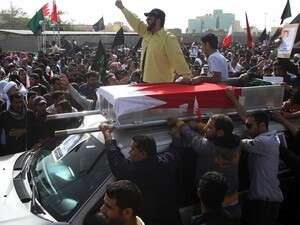 המונים בהלוויית אחד מהרוגי ההפגנות בבחריין, היום. המונים בהלוויית אחד מהרוגי ההפגנות בבחריין, היום.