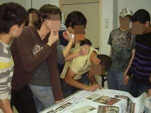 תיכוניסטים עוברים פעילות של אור ירוק. תיכוניסטים עוברים פעילות של אור ירוק.