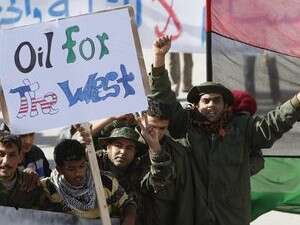 חיילים לובים מפגינים נגד קדאפי בטוברוק חיילים לובים מפגינים נגד קדאפי בטוברוק