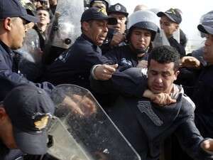 מפגינים מתעמתים עם שוטרים באלג'יר, היום מפגינים מתעמתים עם שוטרים באלג'יר, היום