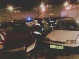 הכבאים פועלים לחלץ את הנפגעים בתאונת הדרכים במזרח ראשון לציון הכבאים פועלים לחלץ את הנפגעים בתאונת הדרכים במזרח ראשון לציון