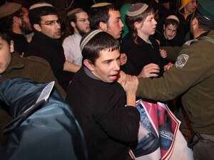 בני נוער חוסמים את הכניסה לירושלים, הערב. בני נוער חוסמים את הכניסה לירושלים, הערב.