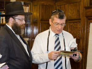 מנכ''ל אל על אליעזר שקדי מניח תפילין עם חסידי חב''ד בבית הרבי מלובביץ' מנכ''ל אל על אליעזר שקדי מניח תפילין עם חסידי חב''ד בבית הרבי מלובביץ'