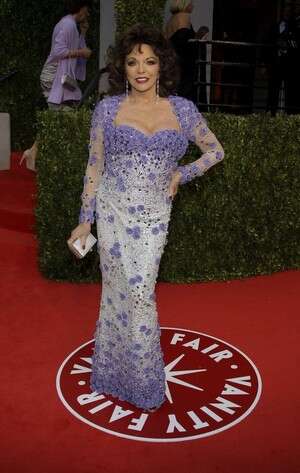 ג'ואן קולינס. השמלה תקפה אותה ג'ואן קולינס. השמלה תקפה אותה