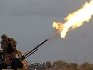 כוחות של המורדים יורים לעבר מסוקי קרב של נאמני קדאפי בסמוך לעיירה בן ג'וואד כוחות של המורדים יורים לעבר מסוקי קרב של נאמני קדאפי בסמוך לעיירה בן ג'וואד