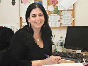 מעין כהן עובדת סוציאלית בשירות המבחן ברחובות. גאה בדרך ובחבריה למקצוע מעין כהן עובדת סוציאלית בשירות המבחן ברחובות. גאה בדרך ובחבריה למקצוע