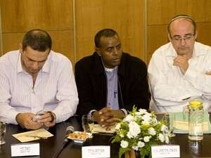 במרכז: אברהם מולה בישיבת מועצת כפר סבא במרכז: אברהם מולה בישיבת מועצת כפר סבא