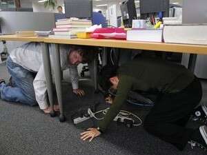 עיתונאים בטוקיו תופסים מחסה בזמן רעידת אדמה עיתונאים בטוקיו תופסים מחסה בזמן רעידת אדמה