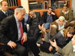 נתניהו מבקר אצל משפחת פוגל באיתמר. נתניהו מבקר אצל משפחת פוגל באיתמר.