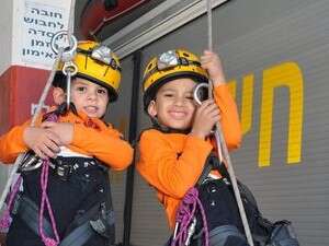 קורן ואיתי חייט מחופשים למחלצים. עם הכבאים בתחנת הכיבוי של אביהם קורן ואיתי חייט מחופשים למחלצים. עם הכבאים בתחנת הכיבוי של אביהם