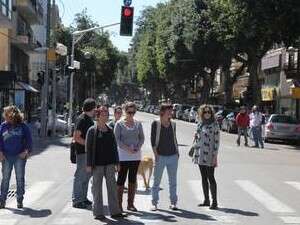 עומדים ברחוב דיזינגוף בת עומדים ברחוב דיזינגוף בת