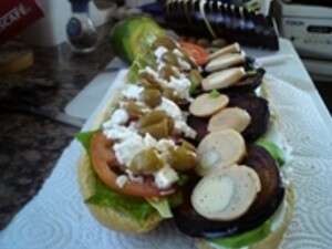 סנדוויץ' עם חצילים, ביצה ובולגרית. סנדוויץ' עם חצילים, ביצה ובולגרית.