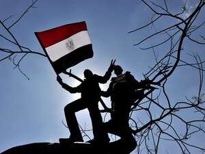 מפגינים במצרים בזמן המהומות במדינה. מפגינים במצרים בזמן המהומות במדינה.