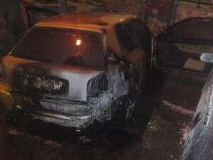 אחת המכוניות שהוצתה בחניית מעונות הסטודנטים בצפת אחת המכוניות שהוצתה בחניית מעונות הסטודנטים בצפת