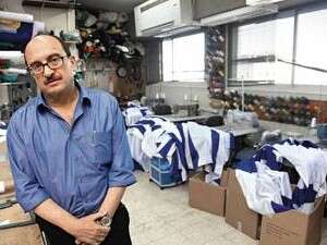 אבי מרום במפעל השומם בכפר סבא אבי מרום במפעל השומם בכפר סבא