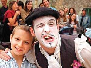 מסע בזמן עם דמויות פורימיות בירושלים. מסע בזמן עם דמויות פורימיות בירושלים.