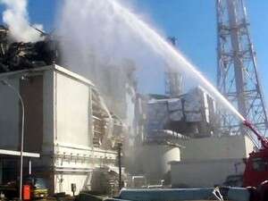 מנסים לקרר את הכור בפוקושימה מנסים לקרר את הכור בפוקושימה