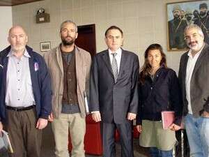 העיתונאים עם שגריר טורקיה אחרי השחרור. העיתונאים עם שגריר טורקיה אחרי השחרור.