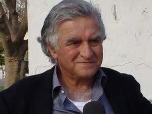 יצחק סלוקי סמוך לביתו של קצב יצחק סלוקי סמוך לביתו של קצב