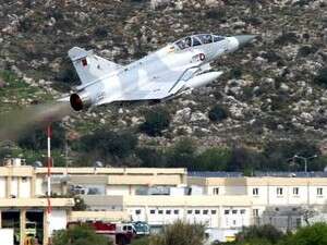 מטוס קרב צרפתי ממריא למשימה בלוב. מטוס קרב צרפתי ממריא למשימה בלוב.