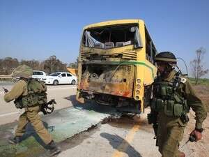 האוטובוס הפגוע לאחר ירי הרקטות, היום. האוטובוס הפגוע לאחר ירי הרקטות, היום.