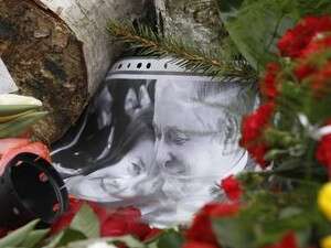 תמונתם של קצ'ינסקי ורעייתו באתר ההתרסקות. תמונתם של קצ'ינסקי ורעייתו באתר ההתרסקות.