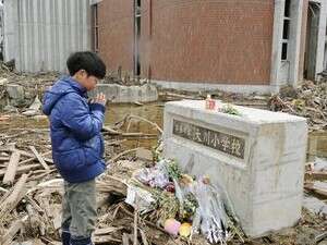 תלמיד מתפלל לזכר חבריו שנספו באסון. תלמיד מתפלל לזכר חבריו שנספו באסון.