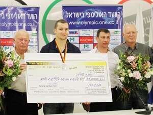 אלכס שטילוב מקבל את הצ'ק, הערב אלכס שטילוב מקבל את הצ'ק, הערב